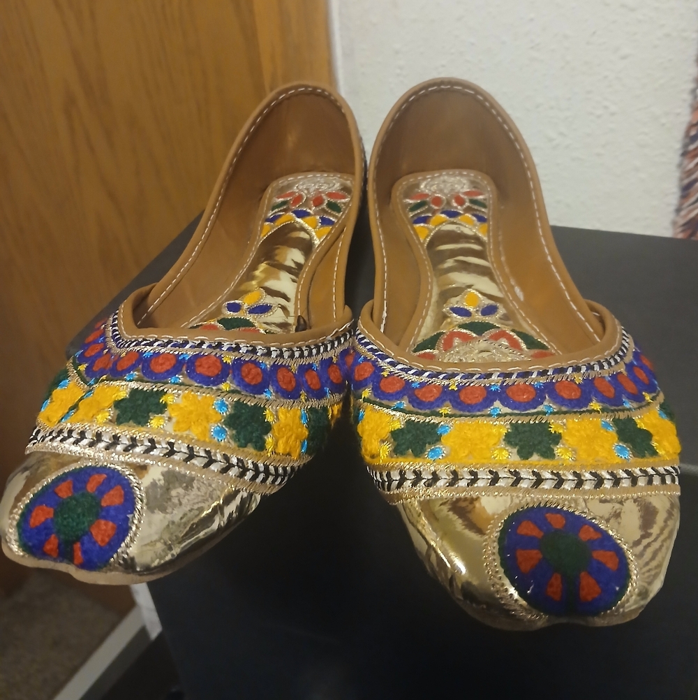 Traditional Punjabi Jutti - Hand Embroidered Khussa Flats - Estimated Size 7-7.5